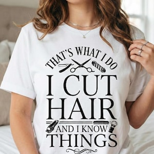 Camiseta "Corto el pelo y sé cosas" • Camiseta divertida de peluquero • Camiseta de barbero y cosmetólogo • Regalo de estilista de salón • Camiseta de peluquero para mujer