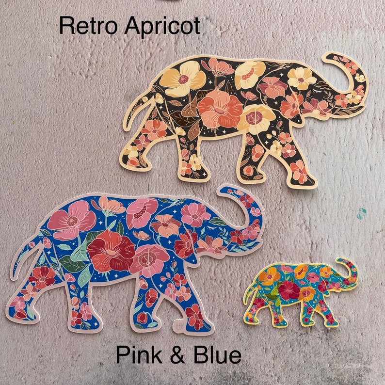 K&ouml;nnte beinhalten: Drei Elefanten-Aufkleber mit Blumenmustern. Der gr&ouml;&szlig;te Aufkleber ist schwarz mit goldenen und braunen Blumenakzenten und dem Text "Retro Apricot". Der mittlere Aufkleber ist blau mit rosa und gr&uuml;nen Blumenakzenten und dem Text "Pink & Blue". Der kleinste Aufkleber ist gelb mit orangefarbenen und roten Blumenakzenten.