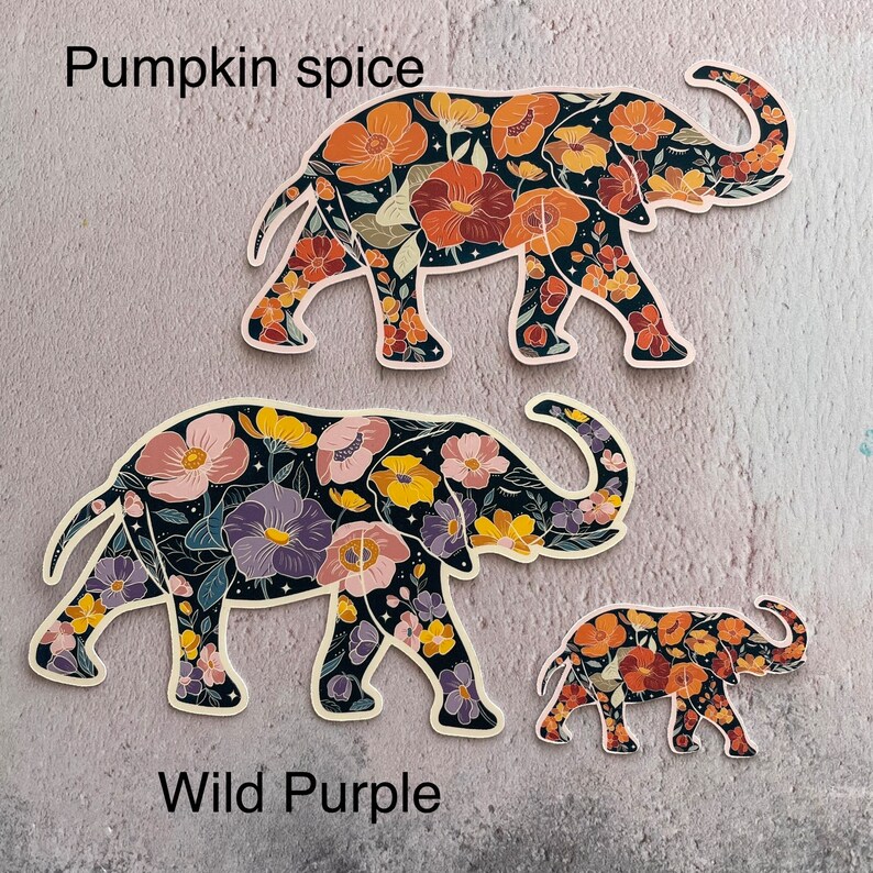 K&ouml;nnte beinhalten: Zwei Elefanten-Silhouetten-Aufkleber mit Blumenmustern. Der gr&ouml;&szlig;ere Aufkleber ist mit "Wild Purple" beschriftet und zeigt ein lila, gelbes und orangefarbenes Blumenmuster. Der kleinere Aufkleber ist mit "Pumpkin Spice" beschriftet und zeigt ein orangefarbenes, gelbes und rotes Blumenmuster.