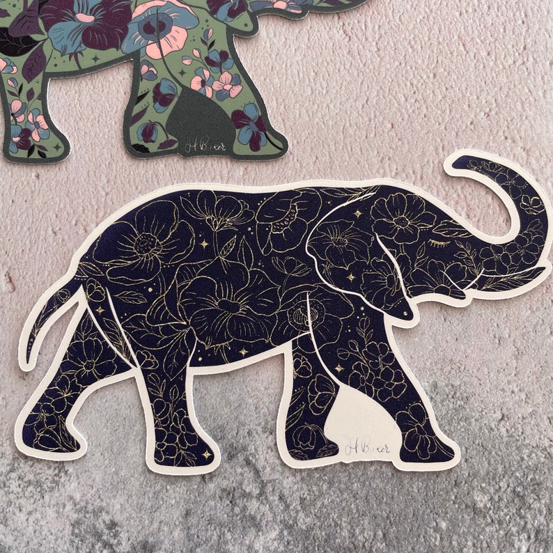 K&ouml;nnte beinhalten: Schwarzer und goldener Elefanten-Silhouetten-Aufkleber mit floralem Muster. Der Elefant geht nach rechts und hat seinen R&uuml;ssel erhoben. Das Blumenmuster ist filigran und detailliert, mit kleinen Blumen und Bl&auml;ttern.