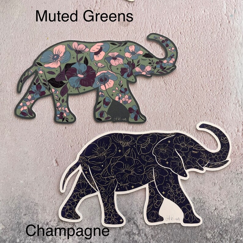 K&ouml;nnte beinhalten: Zwei Elefanten-Silhouetten-Aufkleber mit Blumenmustern. Der obere Aufkleber ist mattgr&uuml;n mit rosa und violetten Blumen. Der untere Aufkleber ist schwarz mit goldenen Blumen. Der Text "Muted Greens" befindet sich &uuml;ber dem oberen Aufkleber und "Champagne" unter dem unteren Aufkleber.