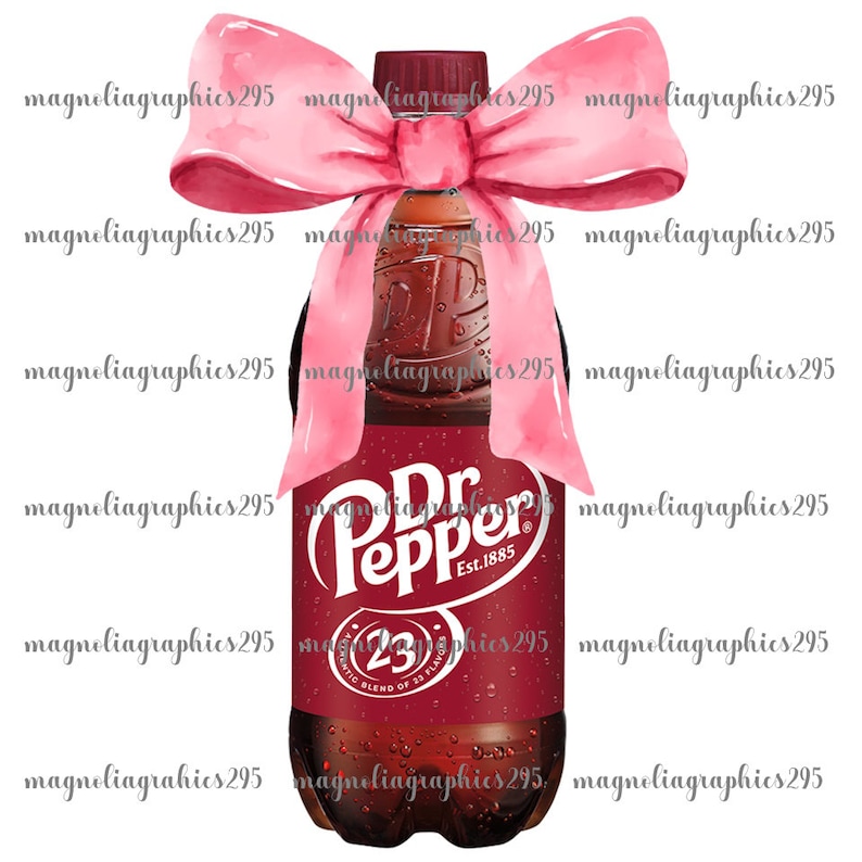 Peut inclure: Une bouteille de Dr. Pepper orn&eacute;e d'un n&oelig;ud rose. La bouteille est rouge fonc&eacute; avec le logo Dr. Pepper en blanc. L'&eacute;tiquette indique "Est. 1885" et "M&eacute;lange artistique de 23 saveurs".