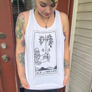 Camiseta unisex sin mangas con la carta del tarot Ace of Shears