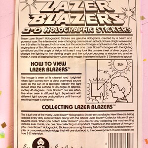 Puede incluir: Un primer plano de la parte posterior de un paquete de pegatinas hologr&aacute;ficas 3D Lazer Blazer. El paquete es amarillo y marr&oacute;n con una imagen del sol y una persona sosteniendo una pegatina. El texto en el paquete dice "Lazer Blazers 3-D Holographic Stickers" y "How to View Lazer Blazers".