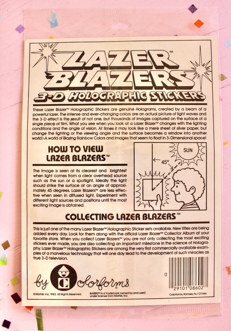 Puede incluir: Un primer plano de la parte posterior de un paquete de pegatinas hologr&aacute;ficas 3D Lazer Blazer. El paquete es amarillo y marr&oacute;n con una imagen del sol y una persona sosteniendo una pegatina. El texto en el paquete dice "Lazer Blazers 3-D Holographic Stickers" y "How to View Lazer Blazers".