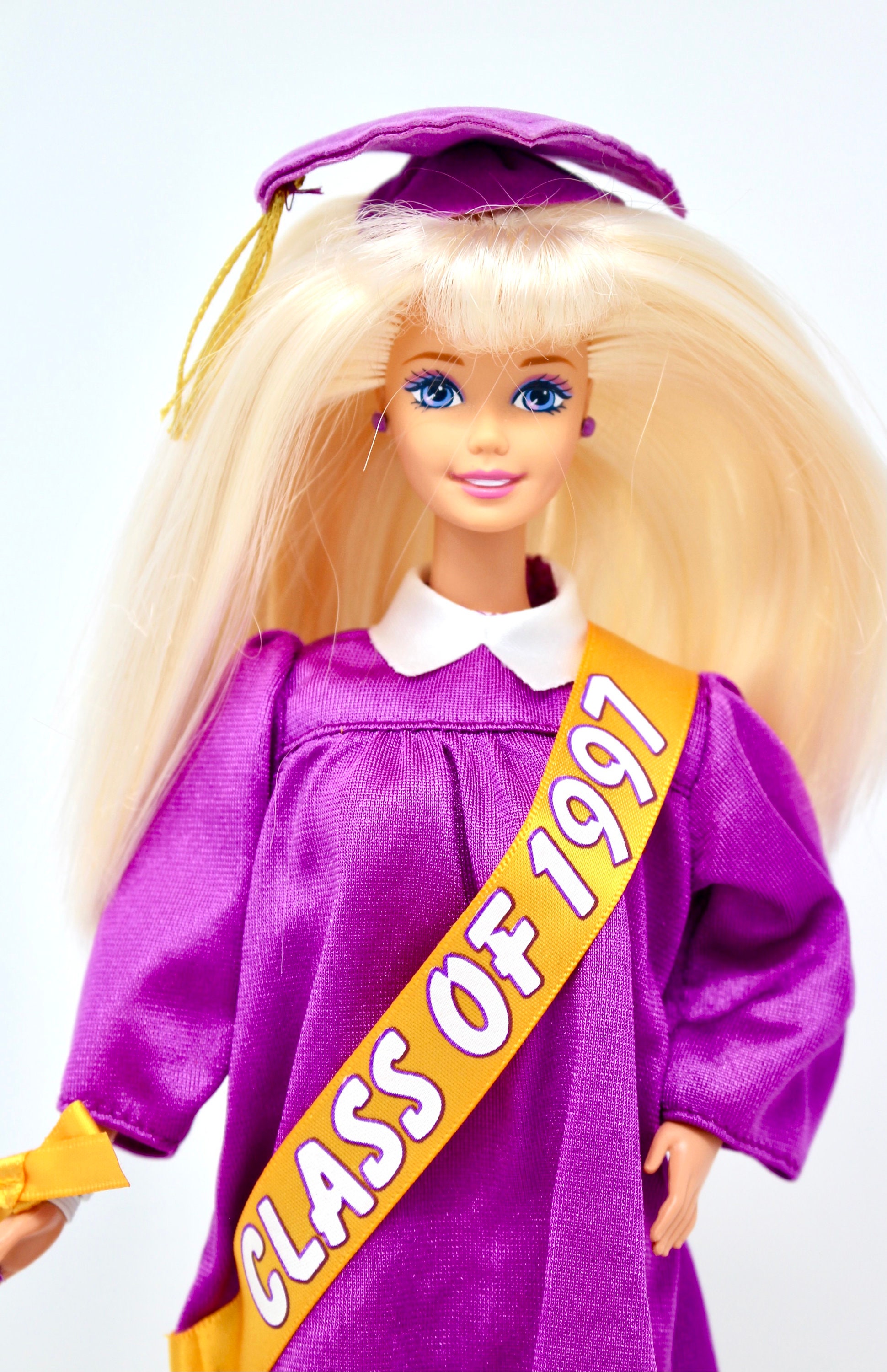 t-mleszt-s-megad-s-zsiai-graduation-barbie-1997-zavart-elad-felvil-gos-t