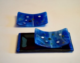 Könnte beinhalten: Zwei blaue Glasschalen mit weißen und blauen Wirbeln und weißen Punkten. Die kleinere Schale liegt auf der größeren.