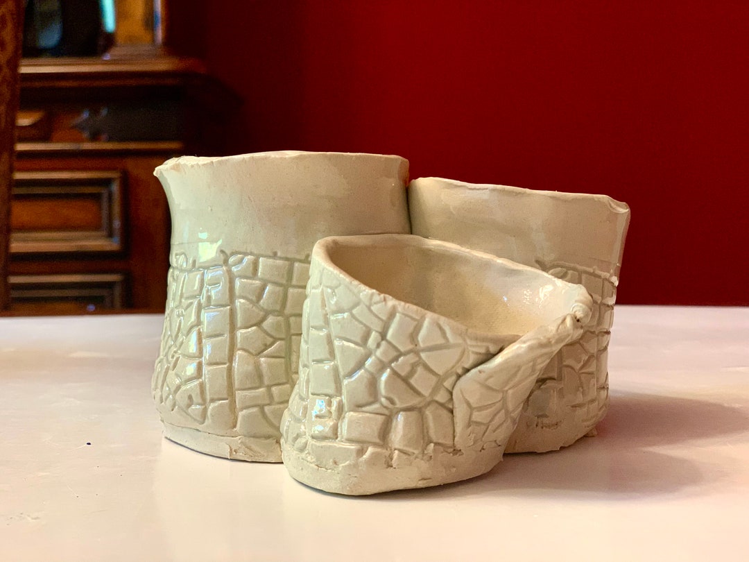 Handgemachte Übertöpfe aus Ton in Eisfarbe. Unregelmäßige Form, gut für
