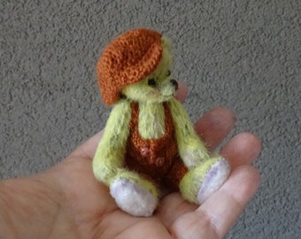 Ours miniature ooak avec tenue tricotée à la main. Mini ours 8 cm