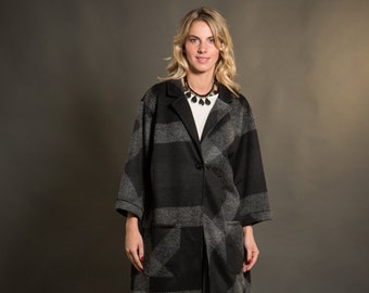 Oversized coat with wide sleeves, pockets and collar. 100% wool.