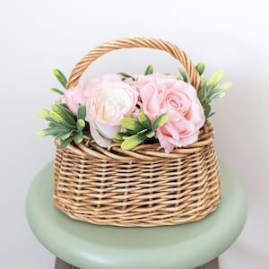 バスケットのフラワーアレンジメント、テーブルのセンターピース、ピンクのバラ、結婚式の装飾、花のギフト、ピンクの家の装飾、ビンテージバスケット、バラの花束