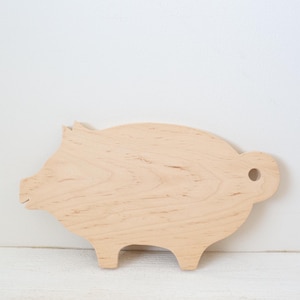 Wooden pig shaped decorative cutting board, kitchen decor, wall decor, crafts, diy, farmhouse cutting board, vintage kitchen gift accessory