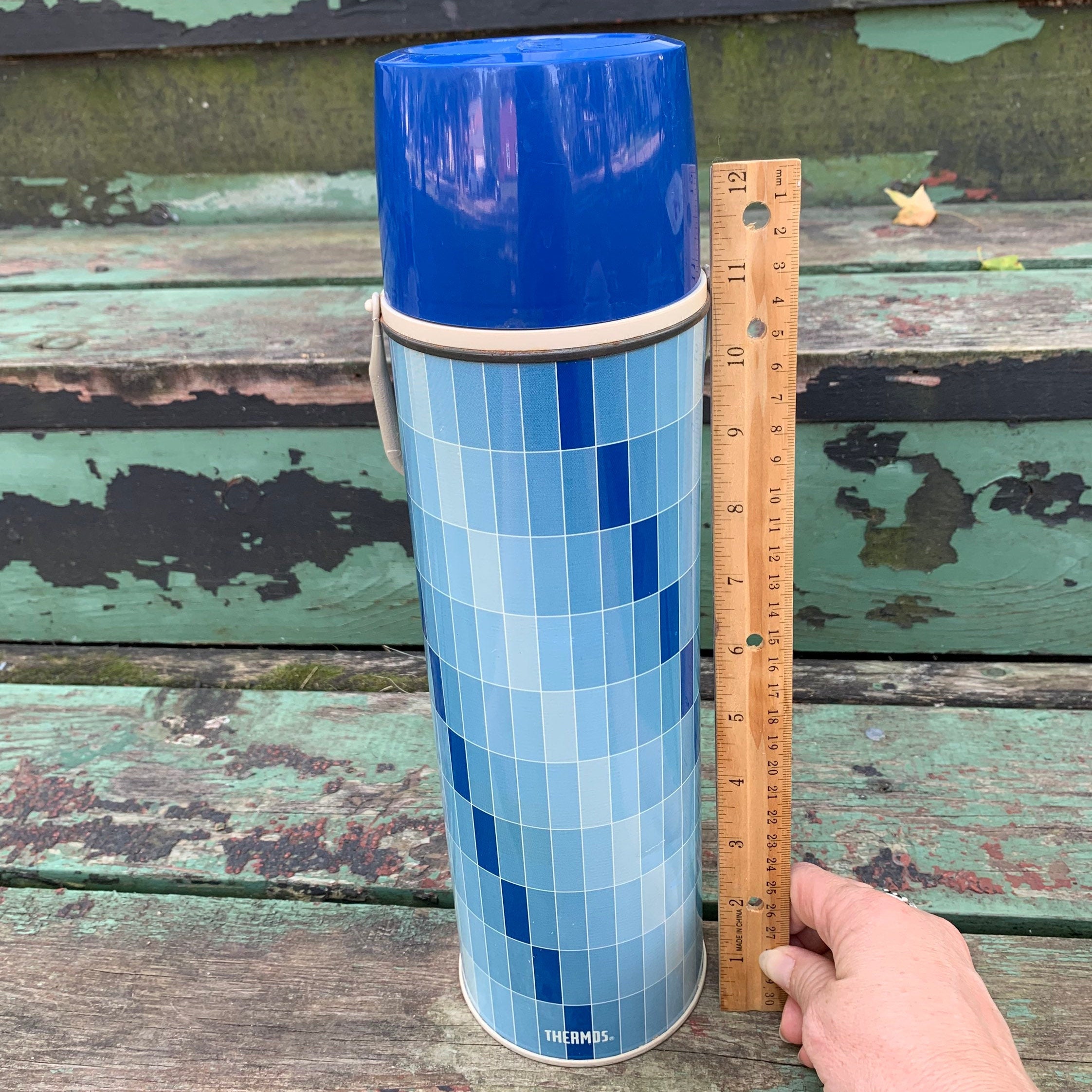 Vintage 1960s Termo grande Patrón de rejilla azul Botella aislada a cuadros  con recipiente de almacenamiento de taza aislado en caliente -  México