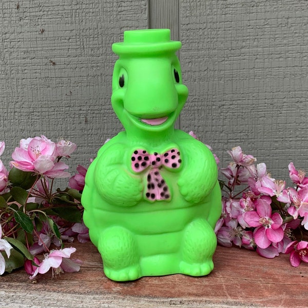 vintage Green Turtle Piggy Bank Coin Bank Top Hat Polka Nœud papillon pointillé 1965 Dreamland Creations Kitschy Decor