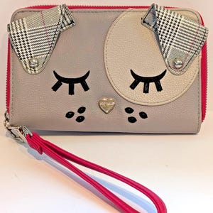 Cartera de mano plegable con cremallera de Betsey Johnson de piel sintética con cara de perro. Muy bonita.