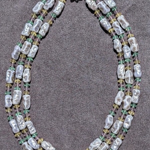 Collana vintage in stile Miriam Haskell con perline di vetro pastello e perle barocche, non firmata.