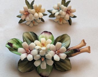 Broche et boucles d&#39;oreilles VTG Capodimonte, bouquet de fleurs en porcelaine par Carlo Savastano