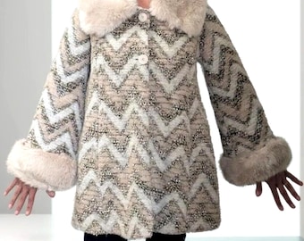 Abrigo de lana princesa de piel sintética vintage, años 60, invierno moderno, fabricado en Italia, colores neutros.