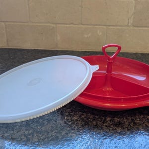 Bandeja para servir dividida Tupperware Suzette roja de época con asa y sello de tapa MCM