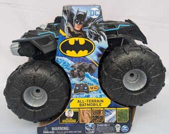 DC Batman, Batimóvil todoterreno con control remoto, se desplaza sobre el agua.