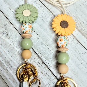 Daisy Floral Beaded Boho Lanyard Gift for Teacher Lanyard Neutral Boho Minimal Gift for Employee teacher appreciation Lanyard for keys
