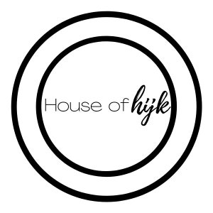 K&ouml;nnte beinhalten: Schwarzwei&szlig;es Logo mit zwei konzentrischen Kreisen. Der Text "House of hijk" ist mittig in den Kreisen platziert.