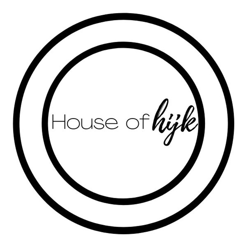 K&ouml;nnte beinhalten: Schwarzwei&szlig;es Logo mit zwei konzentrischen Kreisen. Der Text "House of hijk" ist mittig in den Kreisen platziert.