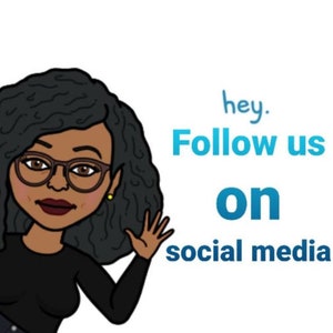 K&ouml;nnte beinhalten: Eine Cartoon-Illustration einer Frau mit dunklen, lockigen Haaren, die eine Brille und ein schwarzes Hemd tr&auml;gt und mit der rechten Hand winkt. Der Text "hey. Follow us on social media" ist in blau und wei&szlig; geschrieben.