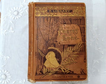 Op de afbeelding: Een vintage boek getiteld "A Library of Poetry and Song" met een geïllustreerde omslag met een persoon in een gouden gewaad en een palmblad. Het boek is bruin met gouden accenten en de titel is in gouden letters.