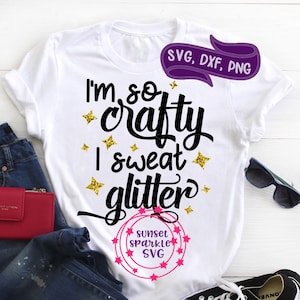 Może przedstawiać: Biała koszulka z napisem "I'm so crafty I sweat glitter" w kolorze czarnym z błyszczącymi złotymi gwiazdkami. Napis "Sunset Sparkle SVG" znajduje się w różowym kółku z złotymi gwiazdkami.