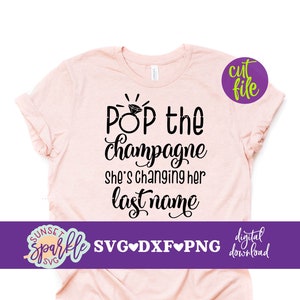 Könnte beinhalten: Rosa T-Shirt mit schwarzem Text, der "Pop the Champagne She's Changing Her Last Name" lautet, mit einer Diamant-Ringgrafik über dem Text. Der Text "SVG DXF PNG digital download" befindet sich unter dem Shirt.