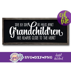 Lado a lado o a kilómetros de distancia Los nietos siempre están cerca de tu corazón SVG, Nietos SVG, DXF, PNG, Descarga instantánea, Nietos SVG