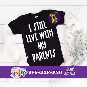 Baby-Svg-Datei für Cricut - Ich lebe noch immer mit meinen Eltern-Svg, Lustiges Baby-Svg, Baby-Svg, Baby-Outfit-Svg, Baby-Svg, Baby-Svg, Baby-Svg