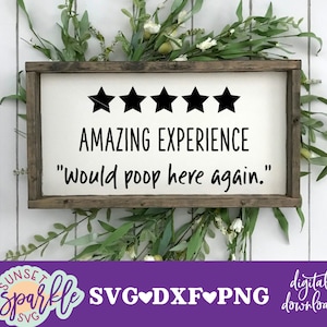 Peut inclure: Une pancarte blanche avec un cadre en bois brun. La pancarte comporte cinq étoiles noires et le texte "AMAZING EXPERIENCE" et "would poop here again."