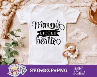 Archivo SVG de niña bebé - Mejor amiga de mamá SVG, Bebé SVG, archivo DXF, PNG, Recién nacido SVG, Hola mundo SVG, ¿No es encantadora SVG?