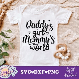 Daddy's Girl Mommy's World svg, baby svg, dxf, png, instant download, babymeisje svg, pasgeboren svg, papa's meisje svg, babymeisje svg voor cricut