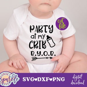 K&ouml;nnte beinhalten: Ein wei&szlig;er Strampler mit schwarzem Text, der "Party at my crib B.Y.O.B." lautet, mit einem schwarzen Pfeil und einer Babyflaschengrafik.