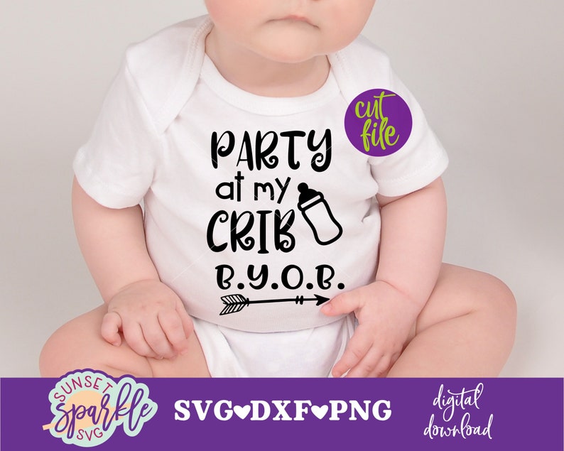 K&ouml;nnte beinhalten: Ein wei&szlig;er Strampler mit schwarzem Text, der "Party at my crib B.Y.O.B." lautet, mit einem schwarzen Pfeil und einer Babyflaschengrafik.