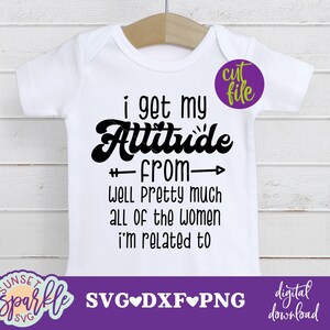 Prendo il mio atteggiamento da svg, beh, praticamente da tutte le donne con cui sono imparentato svg, Baby Girl svg, file dxf, file png, file Baby svg, Sassy