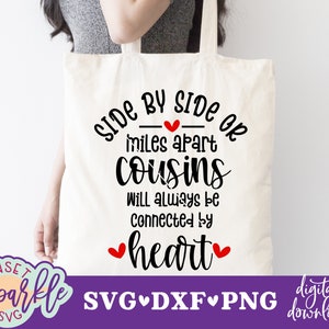 Cousins côte à côte ou à des kilomètres l'un de l'autre, reliés par le coeur Svg, Cousins SVG, Cousin citation SVG, Cousins chemise SVG, Couper des fichiers pour Cricut, Svg, Png