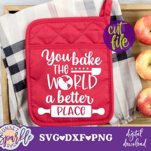 Könnte beinhalten: Ein roter, gesteppter Topflappen mit dem Text "You bake the world a better place" in Weiß. Ein Nudelholz und ein Globus sind im Design enthalten.