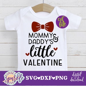 Mama en papa's kleine Valentijn svg, baby svg, dxf, png, babyjongen svg, Valentijnsdag svg, Valentijnsdag svg, baby outfit svg