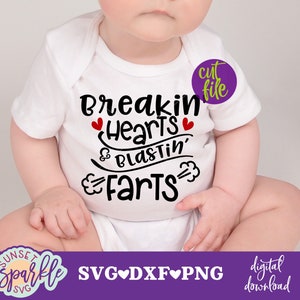 K&ouml;nnte beinhalten: Ein wei&szlig;er Strampler mit dem Text "Breakin Hearts & Blastin' Farts" in schwarzer Schrift mit roten Herzen. Der Strampler ist auf einem Baby.