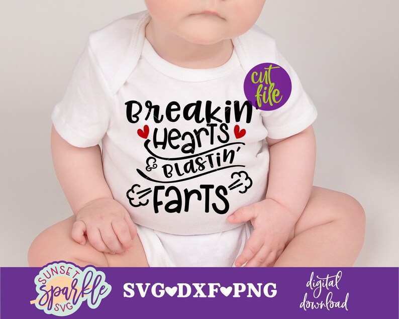 K&ouml;nnte beinhalten: Ein wei&szlig;er Strampler mit dem Text "Breakin Hearts & Blastin' Farts" in schwarzer Schrift mit roten Herzen. Der Strampler ist auf einem Baby.