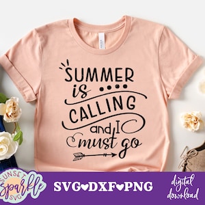 以下が含まれることがあります： 桃色のTシャツに、黒い文字で「Summer is calling and I must go」と書かれています。テキストは右を向く装飾的な矢印でスタイリッシュにデザインされています。