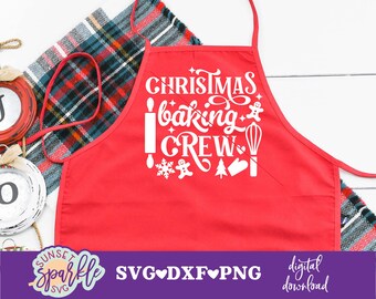 Può includere: Grembiule da forno rosso natalizio con testo bianco che dice "Christmas Baking Crew" con un omino di pan di zenzero, un fiocco di neve, un mattarello e una frusta.