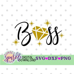 Puede incluir: Un dise&ntilde;o gr&aacute;fico en blanco y negro con la palabra "Boss" en letra cursiva. Un diamante dorado con l&iacute;neas blancas est&aacute; en el centro de la palabra. Hay peque&ntilde;as estrellas doradas alrededor del dise&ntilde;o.