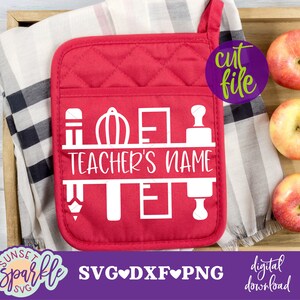 Könnte beinhalten: Ein roter, gesteppter Topflappen mit einem weißen Design eines Regals mit Schulutensilien, darunter ein Bleistift, ein Lineal, ein Radiergummi und ein Nudelholz. Der Text "TEACHER'S NAME" befindet sich auf dem Regal.