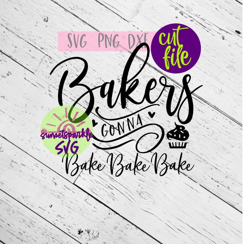 Puede incluir: Un dise&ntilde;o gr&aacute;fico en blanco y negro con el texto "Bakers Gonna Bake Bake Bake" y un gr&aacute;fico de cupcake. El texto "SVG PNG DXF cut file" est&aacute; en rosa y el texto "sunsetsparkle SVG" est&aacute; en amarillo.