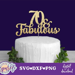 Puede incluir: Topper de pastel de brillo dorado con el texto "70 & Fabulous" para una celebración de cumpleaños número 70.